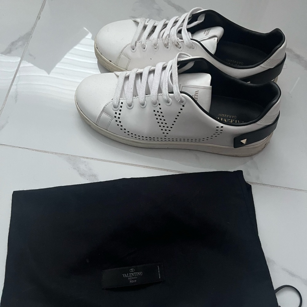 Valentino Garavani Rockstud Backnet VLogo Sneakers